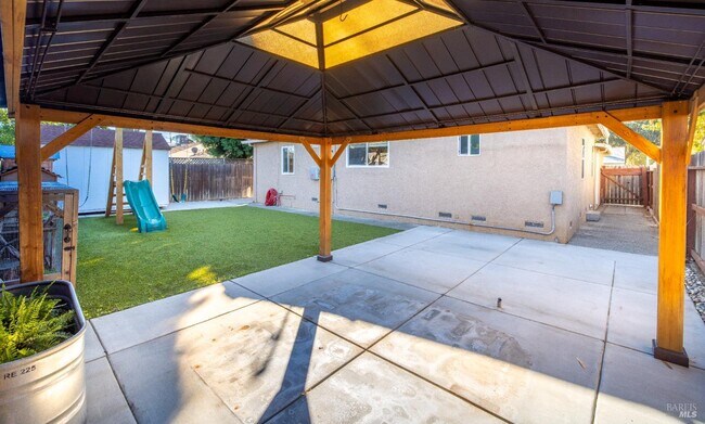 Building Photo - 372 Acacia St