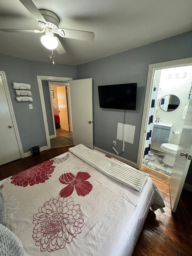 Building Photo - 3 Bed 3 Bath House near VCU and Byrd Park!