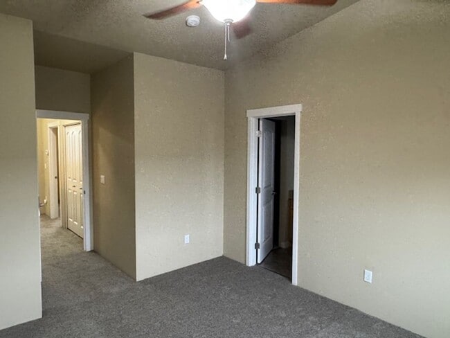 Building Photo - TOWNHOME/ 3 LEVELS W/ FENCED YARD AND GARA...