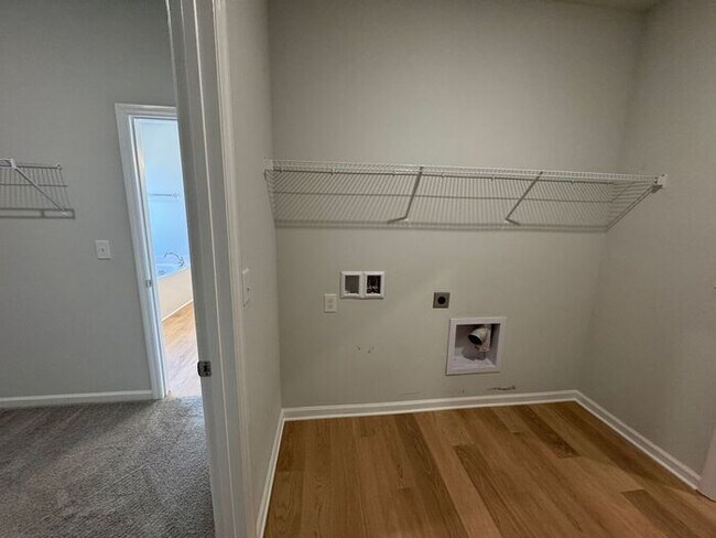 Building Photo - Spacious home with a fence, in PRIME location with a move in special