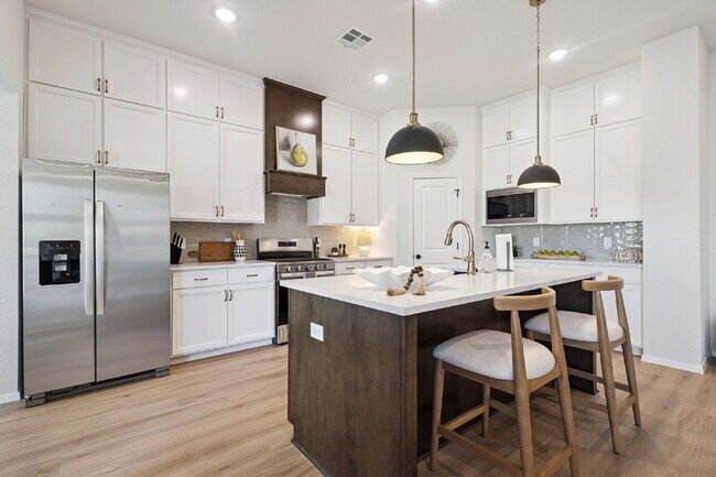 Building Photo - Fully Furnished 4 Bedroom