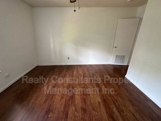 Building Photo - 3830 Country Club Rd