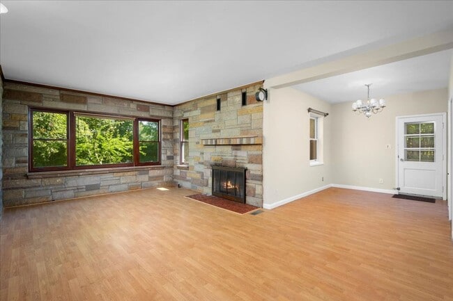 Building Photo - Classic Brick Multi-Level Home with Backya...