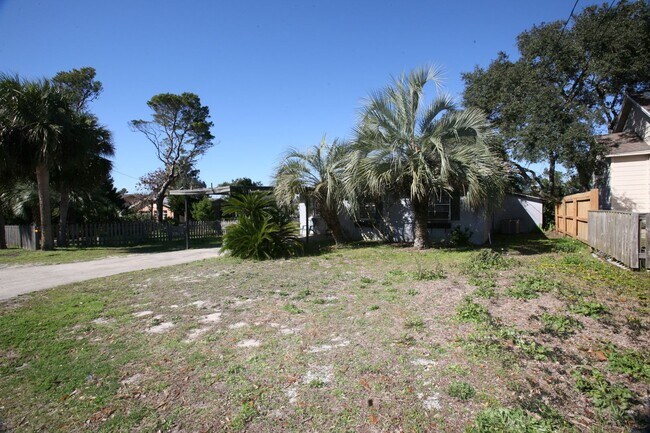 Building Photo - 3 bedroom home with large yard on the west end!
