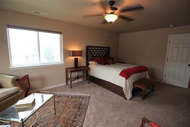 Building Photo - Spacious 3-Bedroom + Bonus Room Home for R...