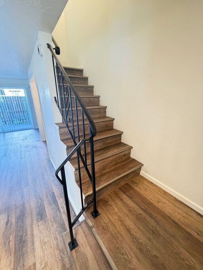 Building Photo - 2 Bedroom Town House!