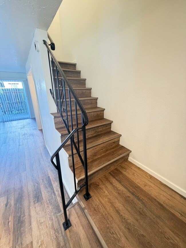 Building Photo - 2 Bedroom Town House! **MOVE IN SPECIAL**