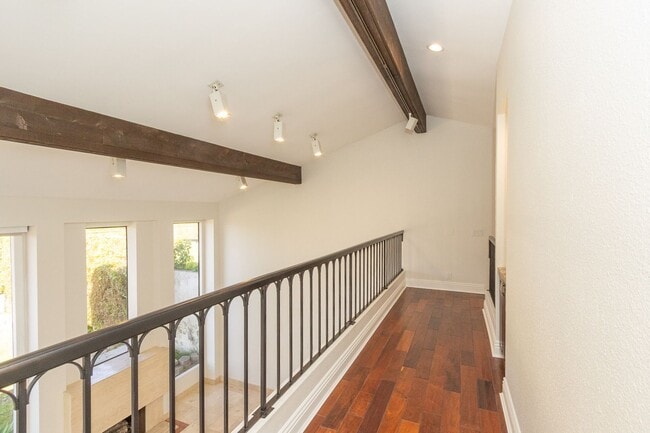 Building Photo - 4 Bedroom / 3 Bathroom Home With Panoramic...