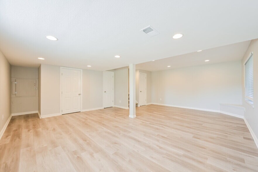 Building Photo - 5800 S Rock Creek Dr