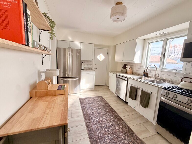 Building Photo - 175 W Hazeltine Ave