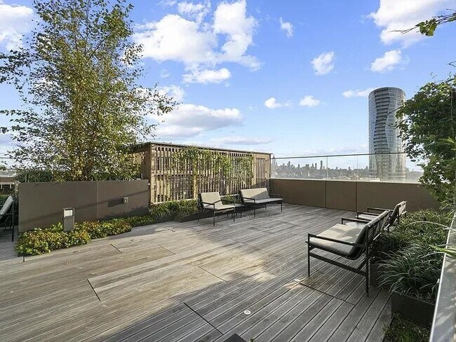 Building Photo - 2 Shore Ln