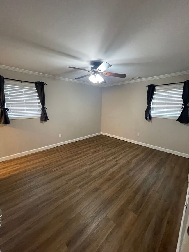 Building Photo - Waterfront Home!