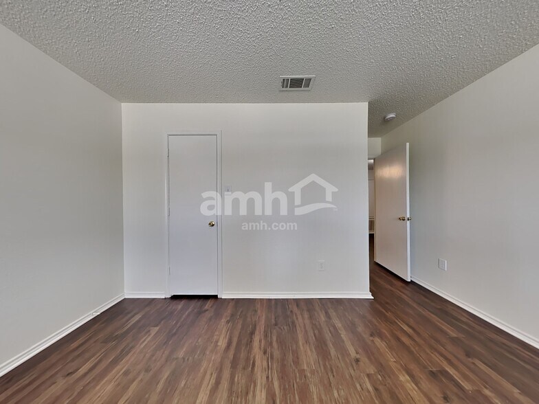 Building Photo - 5428 Kleberg Dr