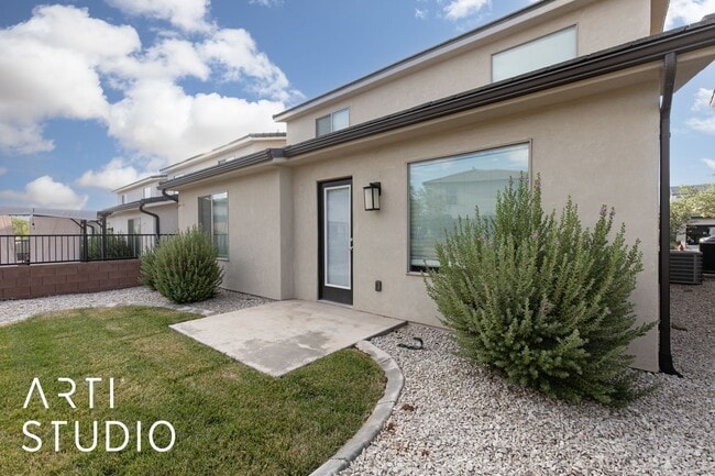Building Photo - Amazing 4 bed | 2 1/2 bath | 2 car garage ...