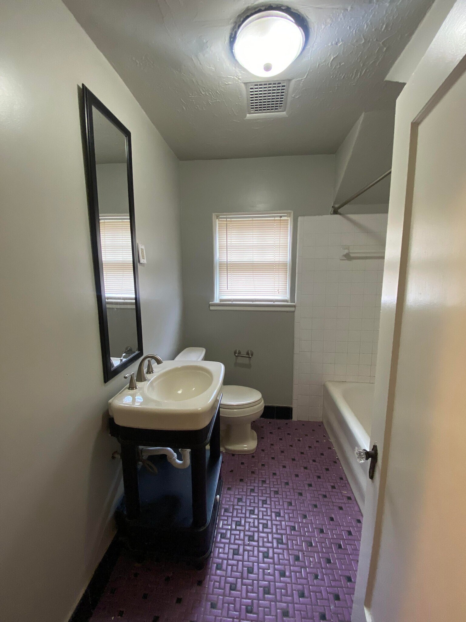 Building Photo - 22 E Woodrow Pl