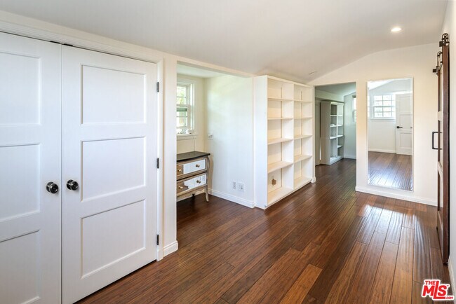 Building Photo - 4051 Beverly Glen Blvd