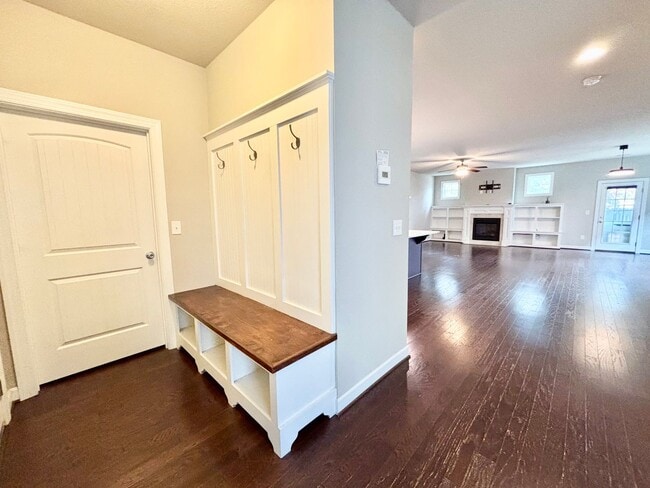 Building Photo - Gorgeous Home in Town Center Virginia Beach!