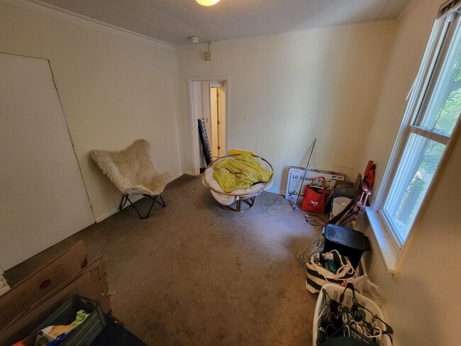 Building Photo - AVAILABLE April! - 4 Bed, 2 Bath Bright & Spacious Home