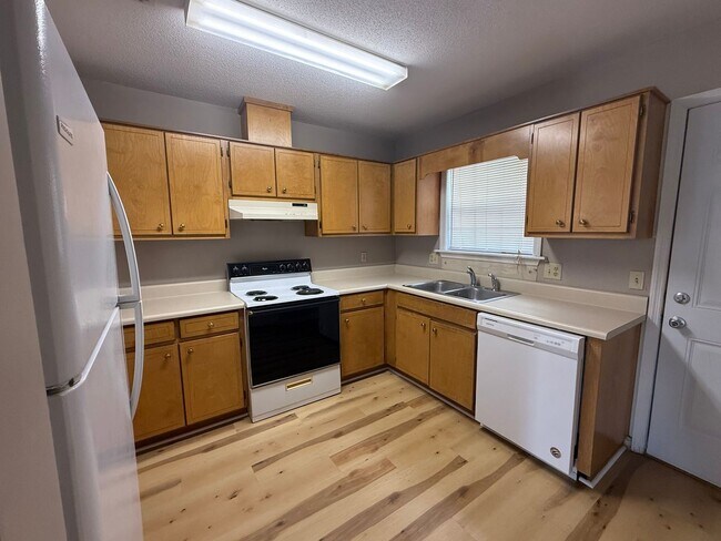 Building Photo - Beautiful 2bedroom, 2bathroom Townhome