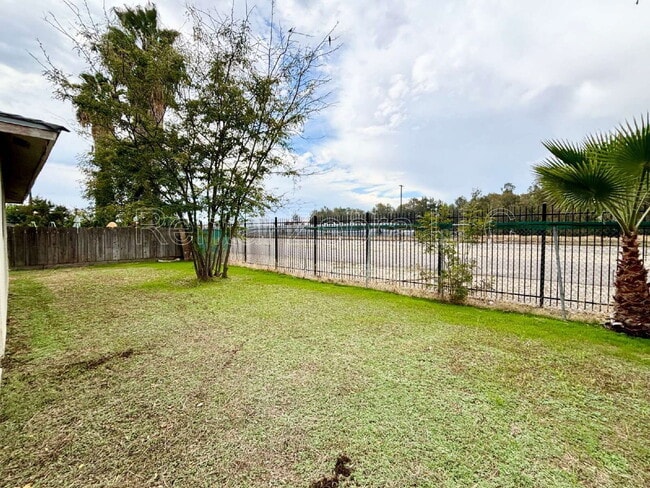 Building Photo - 3275 Cheyenne Dr