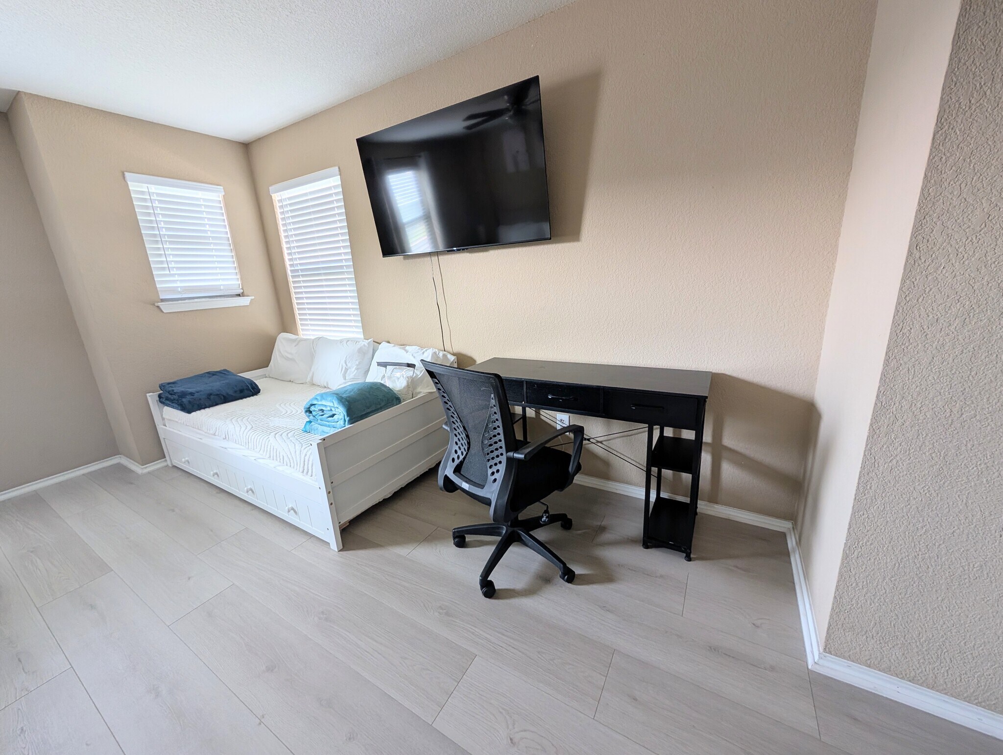 Building Photo - 5303 Viewpoint Dr