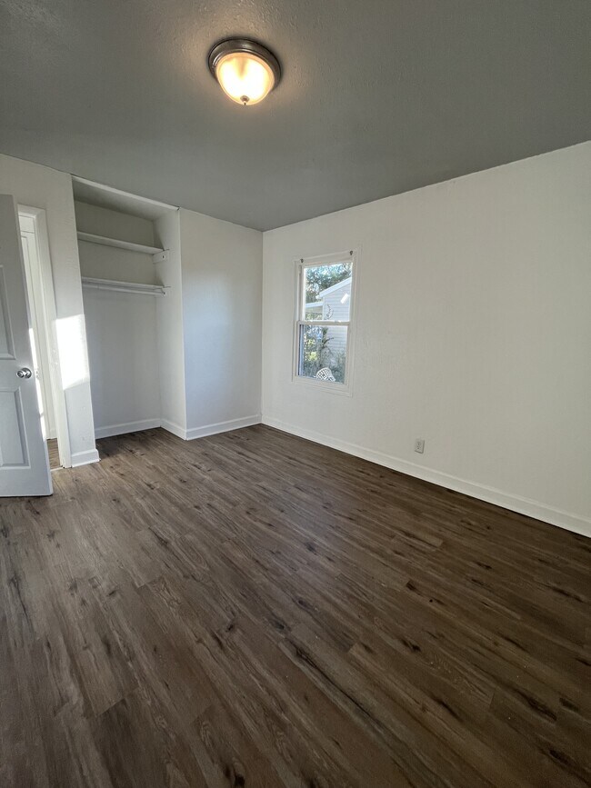 Building Photo - 715 St Barbara Ln