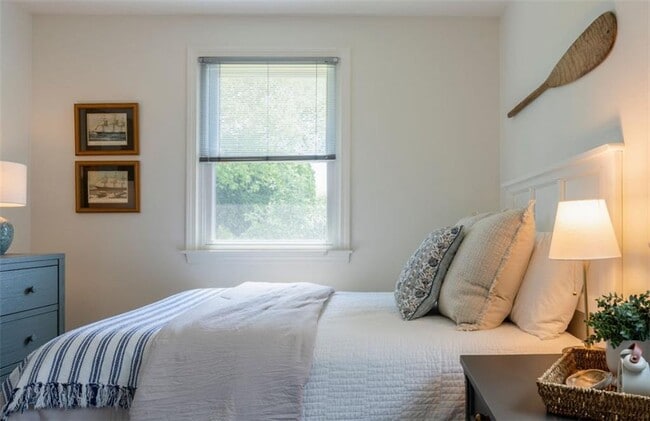 Building Photo - 11 N Hillview Dr