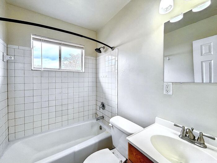 Building Photo - 6108 Welworth Ave