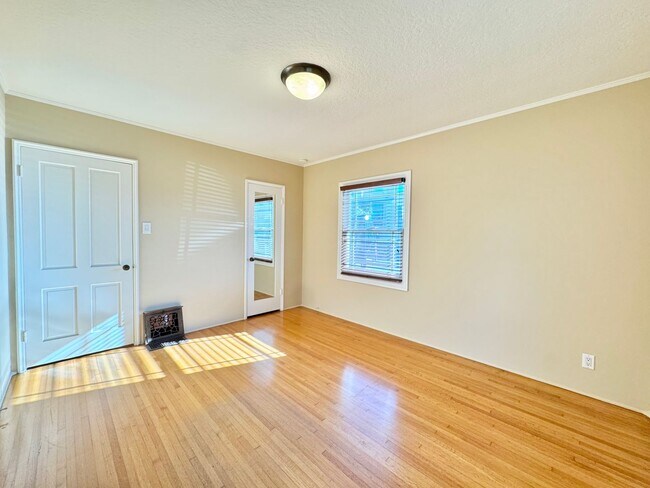 Building Photo - Naples Island Gem!