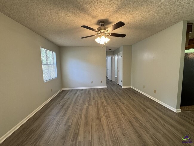 Building Photo - 120 Springwood Dr