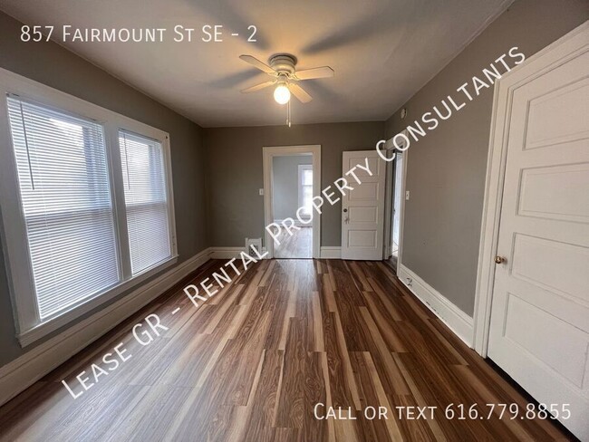 Building Photo - Three Bedroom Upper Unit - Laundry in Unit...