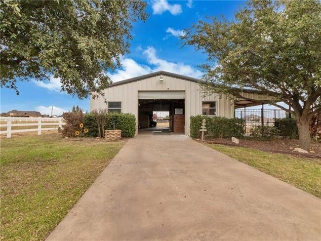Building Photo - 808 Round Hill Rd