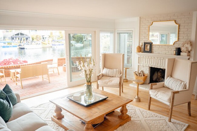 Building Photo - Waterfront 4 Bedroom