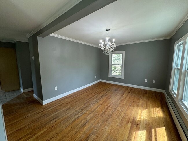 Building Photo - 2nd Floor 1 Bedroom Apartment with Bonus Room