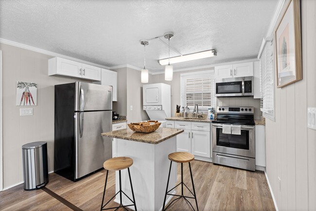 Equipped Kitchen with Kettle & Coffee Machine with Pods - 301 27th Ave S