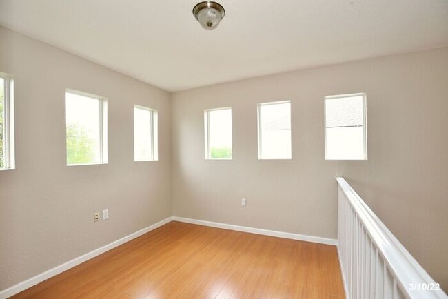 Building Photo - Spacious 2/3.5 Corner Unit Townhome with a...