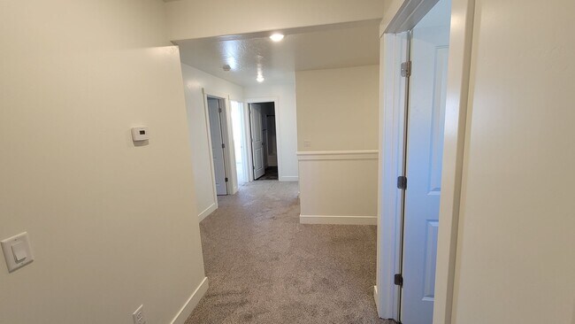 Building Photo - 4 bed | 2 1/2 bath | 2 car garage in Deser...