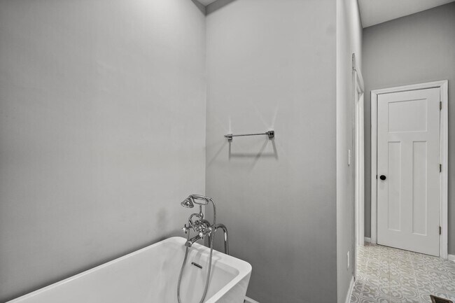 Building Photo - 835 Isabella St