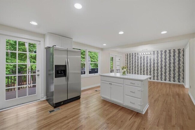 Building Photo - 9470 Hillside Dr