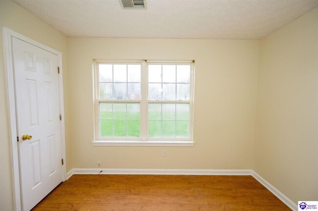 Building Photo - 1112 Lincoln Dr