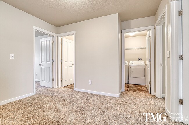 Building Photo - 3 Bedroom/2.5 Bath With Fenced Backyard, W/D Included, and AC!