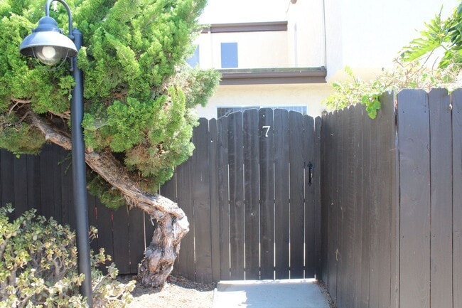 Building Photo - Spacious 3B/2.5BA UTC Townhouse w/ Garage,...
