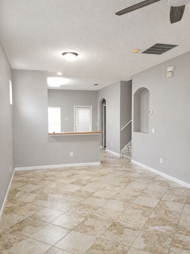 Building Photo - Townhome in Avalon Park