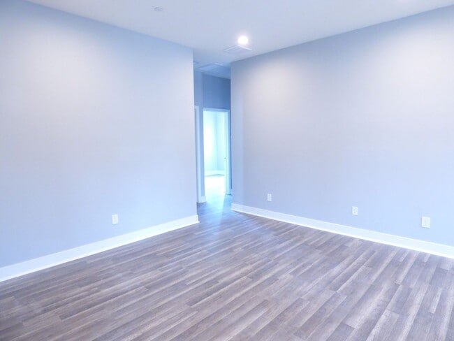 Building Photo - 1923 Holly Dr