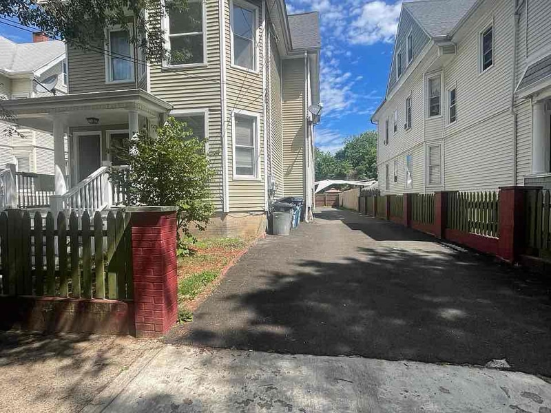 Building Photo - 879 Elm St