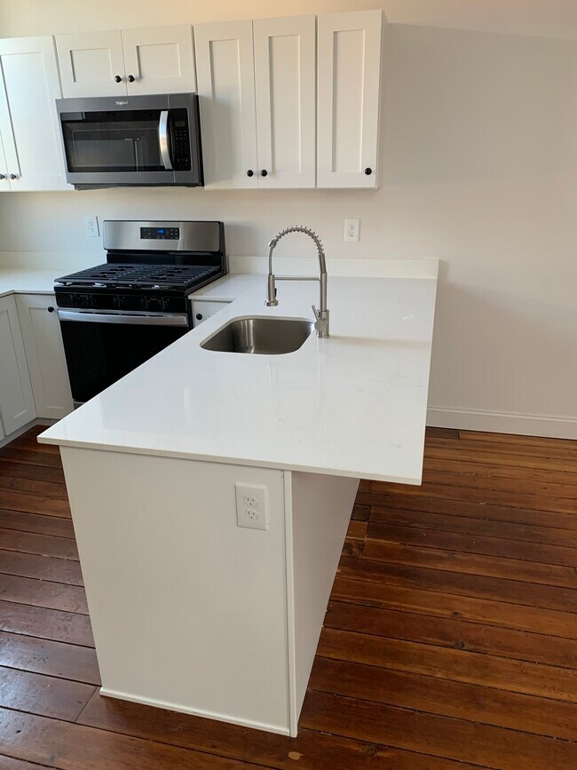 Building Photo - 128 W 9th St