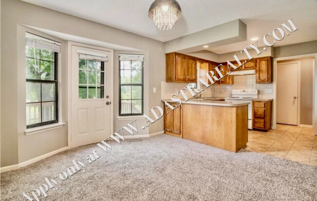 Building Photo - Wonderful 3 Bed 1.5 Bath Town Home in Overland park-Available in SEPTEMBER!!