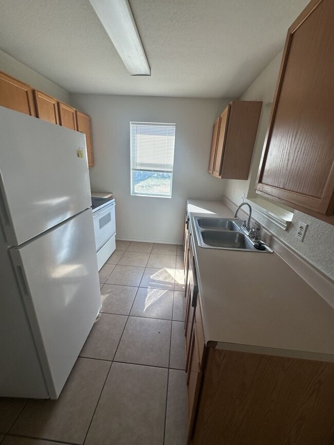 Building Photo - AVAILABLE NOW !