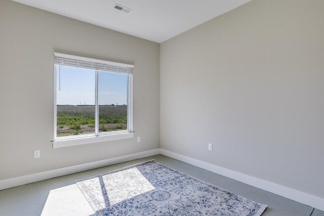 Building Photo - "Discover Modern Comfort: Spacious 3-Bed, 2-Bath Duplex in Charming Bel Aire, KS!"