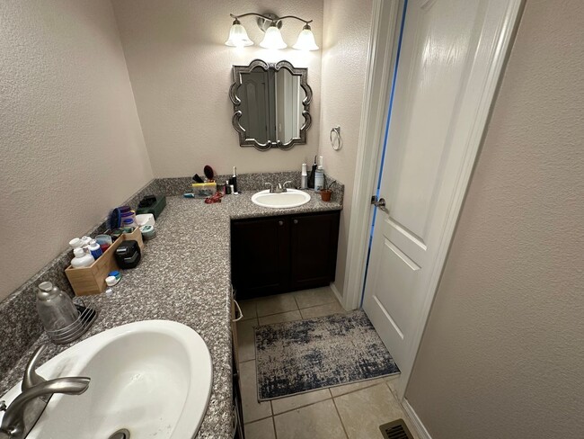Building Photo - 2 Bed, 2 Bath in Courtyard Estates!